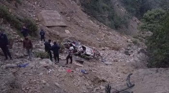 सल्यानमा बोलेरो दुर्घटना: चालकको ज्यान गयो, तीन जना घाइते