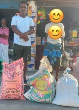 असहाय दलित परिवारलाई बृजेश्वर प्रसाद चौधरीद्वारा खाद्यान्न र नगद सहयोग