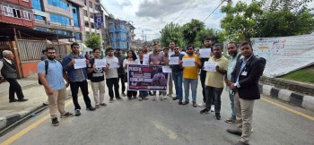 स्वास्थ्यकर्मीको सुरक्षाको माग राख्दै माइतीघरमा चिकित्सकहरुको धर्ना