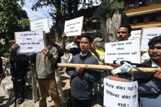ग्यास नपाएपछि नेविसंघ सडकमा, खाली सिलिन्डर बोकेर प्रदर्शन