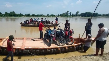 १५ वर्ष बितिसक्दा पनि बनेन कमला नदीको पुल, डुङ्गाको भरमा जोखिमपूर्ण यात्रा स्थानीय आक्रोसित