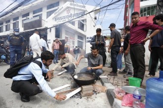 ग्यास अभावविरुद्ध सडकमै खाना पकाए विद्यार्थीले
