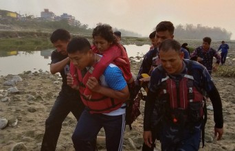 नारायणी नदीमा हाम फालेकी महिलाको प्रहरीद्वारा सकुशल उद्धार