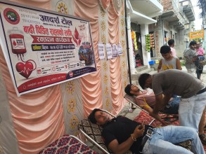 बाढीपीडित राहतका लागि आदर्श टोल सुधार समाजद्वारा रक्तदान, २ महिला सहित २७ जनाले गरे रक्तदान