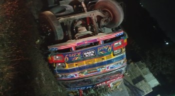 मनहरीमा ट्रक अनियन्त्रित भई दुर्घटना, २ घाइते