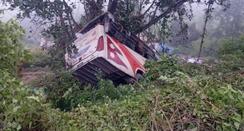 गोरखामा रात्रिबस पल्टिँदा २१ यात्रु घाइते, दुईको ज्यान जोखिममा