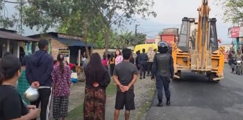 फेवाताल आसपासका संरचनामा डोजर चलाइयो