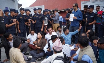 पत्रकार किशोर श्रेष्ठको रिहाइ माग गर्दै प्रहरी परिसरअगाडि पत्रकार महासंघको धर्ना