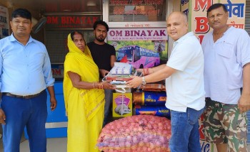 मधेश प्रदेश इन्चार्ज अच्युत पौडेलद्वारा एक विपन्न परिवारको बिहेभोजका लागि सामग्री सहयोग