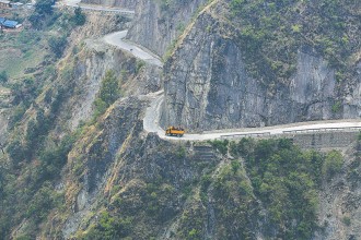 दुई स्थानमा पहिरो खसेपछि कान्तिराजपथमा आवागमन अवरुद्ध