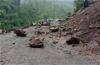 बाढी–पहिरोले प्रमुख राजमार्ग अस्तव्यस्त, देशभरका विभिन्न सडकखण्डमा यातायात अवरुद्ध