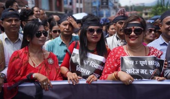 निजी विद्यालय सञ्चालकद्वारा कालोपट्टी बाँधेर प्रदर्शन
