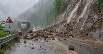 भारी वर्षाले राजमार्गमा जोखिम बढ्यो, पृथ्वी र बीपी राजमार्गको आवागमन प्रभावित