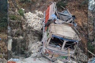 बैतडीमा ट्रक दुर्घटना: आमा–छोरासहित ४ जना घाइते