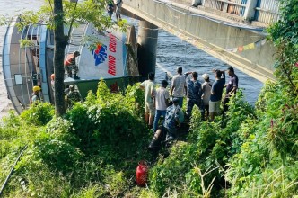 नारायणीको बाढीले पुलको पिलरमा पुर्‍याएको ‘राइनो क्रुज’ हटाउने काम सुरु