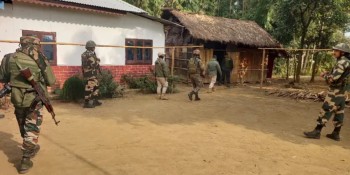 भारतको मणिपुरमा हतियारसहित ११ जना पक्राउ