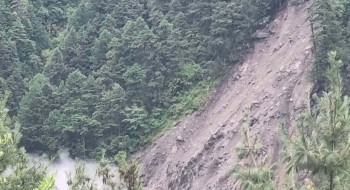 चुमनुब्रीमा भीषण पहिरो खस्दा स्यारखोला थुनियो, नदी आसपासका बस्तीलाई सतर्क रहन आग्रह