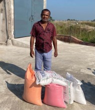 विपन्न परिवारको श्राद्धकार्यका लागि बिजेश्वरप्रसाद चौधरीद्वारा खाद्यान्न सहयोग