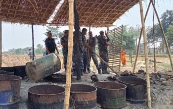 दशगजा क्षेत्रमा अवैध मदिरा पसलमाथि कारबाही