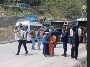 धादिङमा बस दुर्घटना, ११ जना घाइते