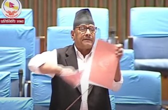 सांसद थापाले  ‘बजेट नै उल्टो बाटोमा’ रहेको भन्दै संसद्‌मै च्याते बजेट पुस्तक