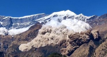 मनाङको हिम्लुङ हिमालमा हिमपहिरो, एक दर्जन आरोही सम्पर्कविहीन