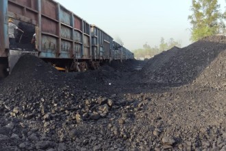 वीरगञ्ज सुक्खा बन्दरगाहमा कोइला अनलोड, धुलोले स्थानीयलाई हैरान