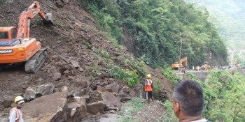 पहिरो र लेदोका कारण वीपी राजमार्गका विभिन्न तीन स्थानमा यातायात अवरुद्ध