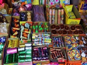 पर्सामा १२ लाखभन्दा बढीका अवैध पटाका बरामद, खाल्डोमा पुरेर नष्ट