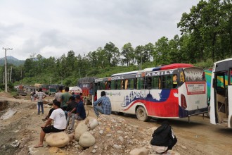 बुटवल–नारायणगढ सडक पूर्णरूपमा अवरुद्ध, बाढी र पहिरोका कारण यात्रा प्रभावित