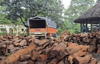 छुटपुर्जीभन्दा बढी काठ लोड गरेको आशंकामा प्रहरीद्वारा ट्रक नियन्त्रणमा 