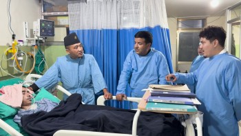 जेनजी घाइतेलाई भेट्न केएमसी अस्पतालमा पुगे गृहमन्त्री गुरुङ 