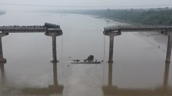 भारतको गुजरातमा पुल भत्किएर गाडीहरु नदीमा खस्दा ९ जनाको मृत्यु