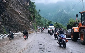 पहिरोले अवरुद्ध नारायणगढ मुग्लिन सडक दुईतर्फी खुल्यो