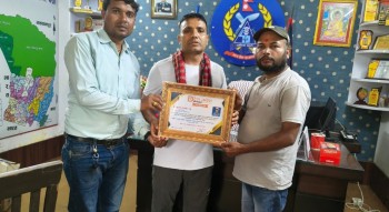 ट्राफिक व्यवस्थापनमा योगदान पुर्‍याएका कटवाललाई सञ्चारकर्मी गुप्ता र कुशवाहाद्वारा सम्मानसहित बिदाइ