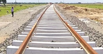 मुआब्जा नपाएपछि पीडितहरुले बर्दिबासमा रेल्वे मार्गको निर्माण कार्य रोके 