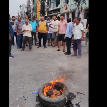 बीरगञ्ज सडक बचाउ संघर्ष समितिले आफ्ना मागप्रति सम्बन्धित निकायको ध्यानाकर्षण गराउन टायर बालेर विरोध प्रदर्शन