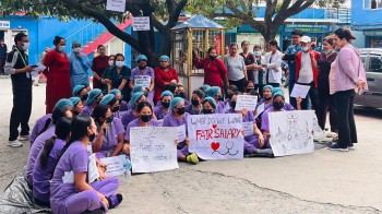 शहीद मेमोरियल अस्पतालका स्वास्थ्यकर्मी उचित पारिश्रमिकको माग गर्दै आन्दोलनमा