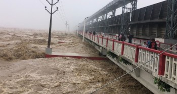 सप्तकोसीमा पानीको बहाव बढ्यो, २१ ढोका खोलिए