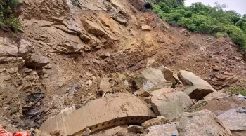 पहिरोले सिद्धार्थ राजमार्ग पूर्ण अवरुद्ध, वैकल्पिक मार्गसमेत ठप्प