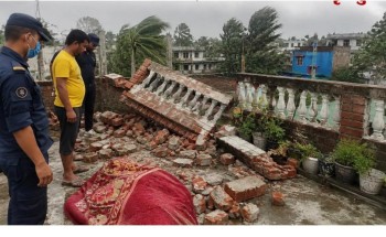 सिरहामा हावाहुरीका कारण रेलिङ खस्दा एक वृद्ध महिलाको मृत्यु