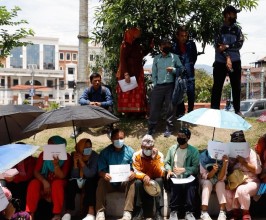 सरकारविरुद्ध सुकुम्बासीको काठमाडौंमा थाल ठटाउँदै प्रदर्शन