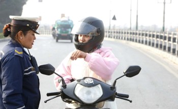 सवारी नियम उल्लंघनमा कारबाही, ट्राफिक प्रहरीले उठायो ८ लाख ५८ हजार राजस्व