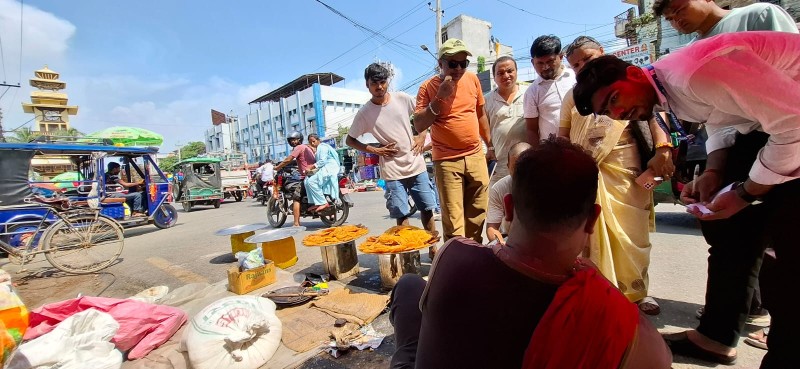 वीरगंजको  गहवामाई मेलामा अनुगमनः ७ पसलको तेल र ५ पसलको फुड कलर गुणस्तरहिन भेटियो 