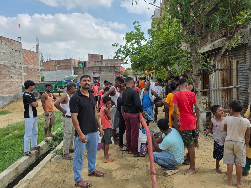 नेकपा एमालेका युवा नेता अजय कुमार गुप्ताद्वारा निरन्तर निःशुल्क पानी वितरण कार्य संचालन