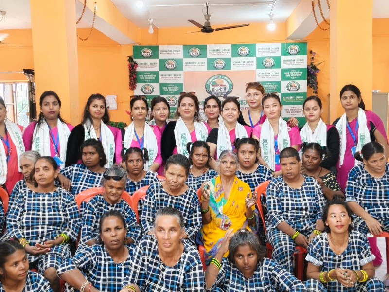 राष्ट्रिय सौन्दर्यकर्मी युनियनद्वारा मानव सेवा आश्रममा मेहन्दी र चुरा लगाउने कार्यक्रम सम्पन्न