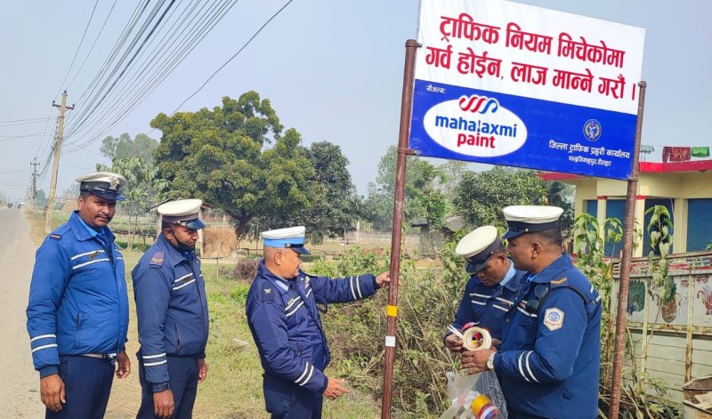 कुहिरोबाट हुने दुर्घटना न्यूनीकरणका लागि रौतहटका सडकमा रिफ्लेक्ट स्टिकर टाँसियो