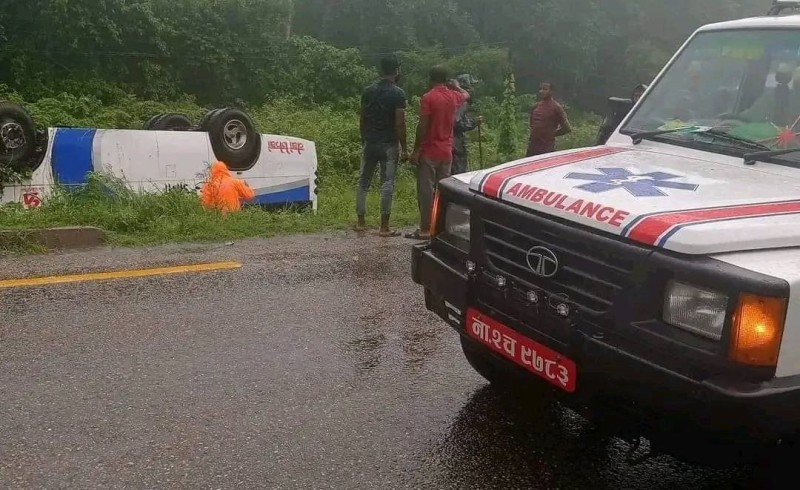 निजगढ-पथलैया सडक खण्डमा यात्रुवाहक बस दुर्घटना , ८ जना घाईते