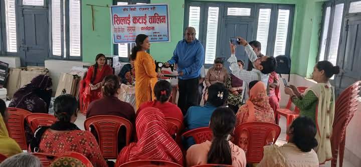 पर्सामा २० जना महिलाहरुलाइ सिलाइ कटाइ मेशिन बितरण  ,तालिममा सिकेका सीप ब्यवहारमा ल्याउन वडा अध्यक्ष कानुको आग्रह