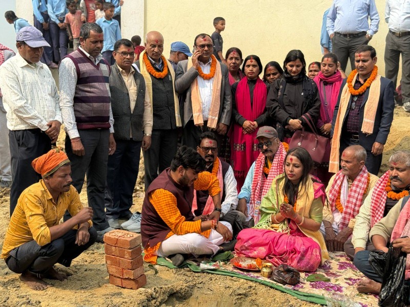 आदर्शनगरस्थित गहवामाई मन्दिरको नाममा रहेको ८ कठ्ठा खाली जग्गामा बाउन्ड्री वाल तथा गेट निर्माण कार्यको गरे सांसद जयसवालले शिलान्यास